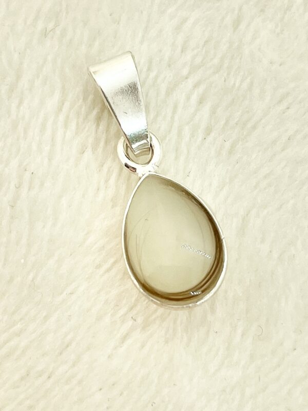 Een plukje haar toevoegen kan in de sieraden die je in deze webshop vindt vanaf 1 cm of groter.