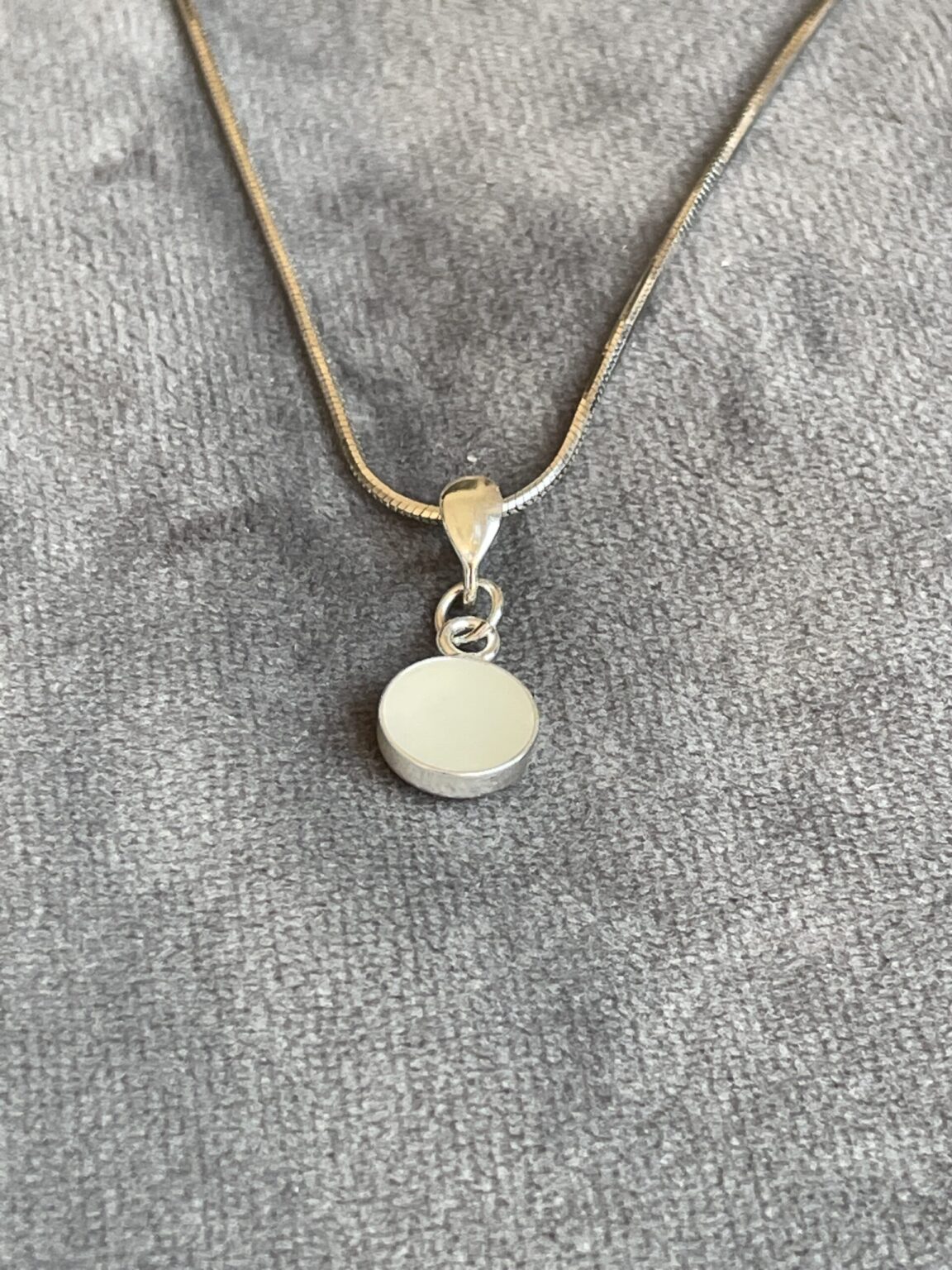 Een rond moedermelk-hanger is een mooi aandenken aan je borstvoedingsperiode