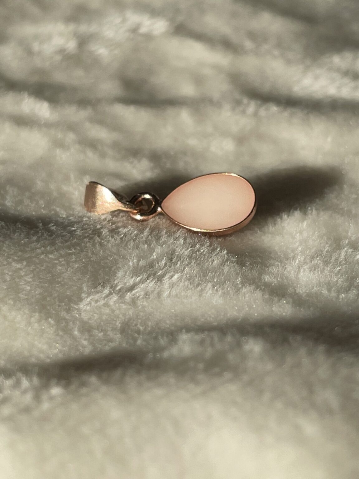 In een rosé gouden bedel komt houdbaar gemaakte moedermelk