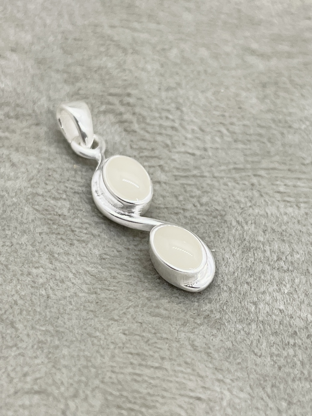 Deze hanger; de twee kindjes moedermelk kun je symbolisch dragen voor twee kindjes