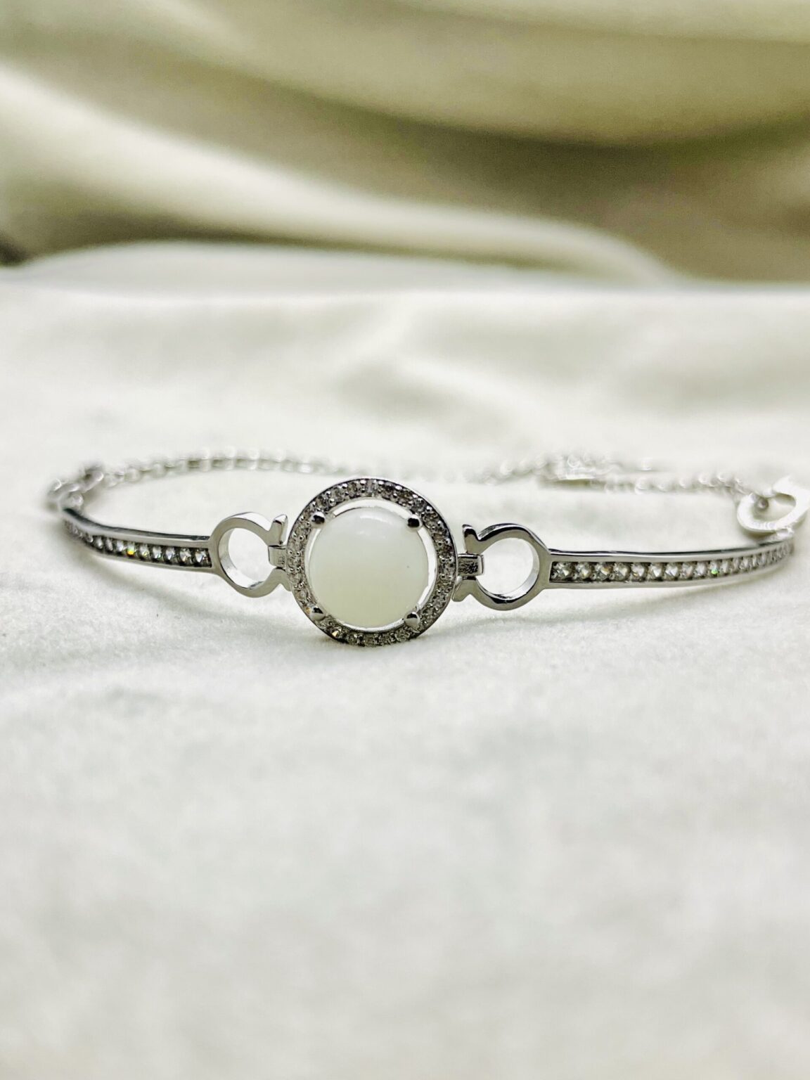 Deze zilver moedermelk armband heeft een bescheiden rondje waarin de moedermelk gedragen wordt