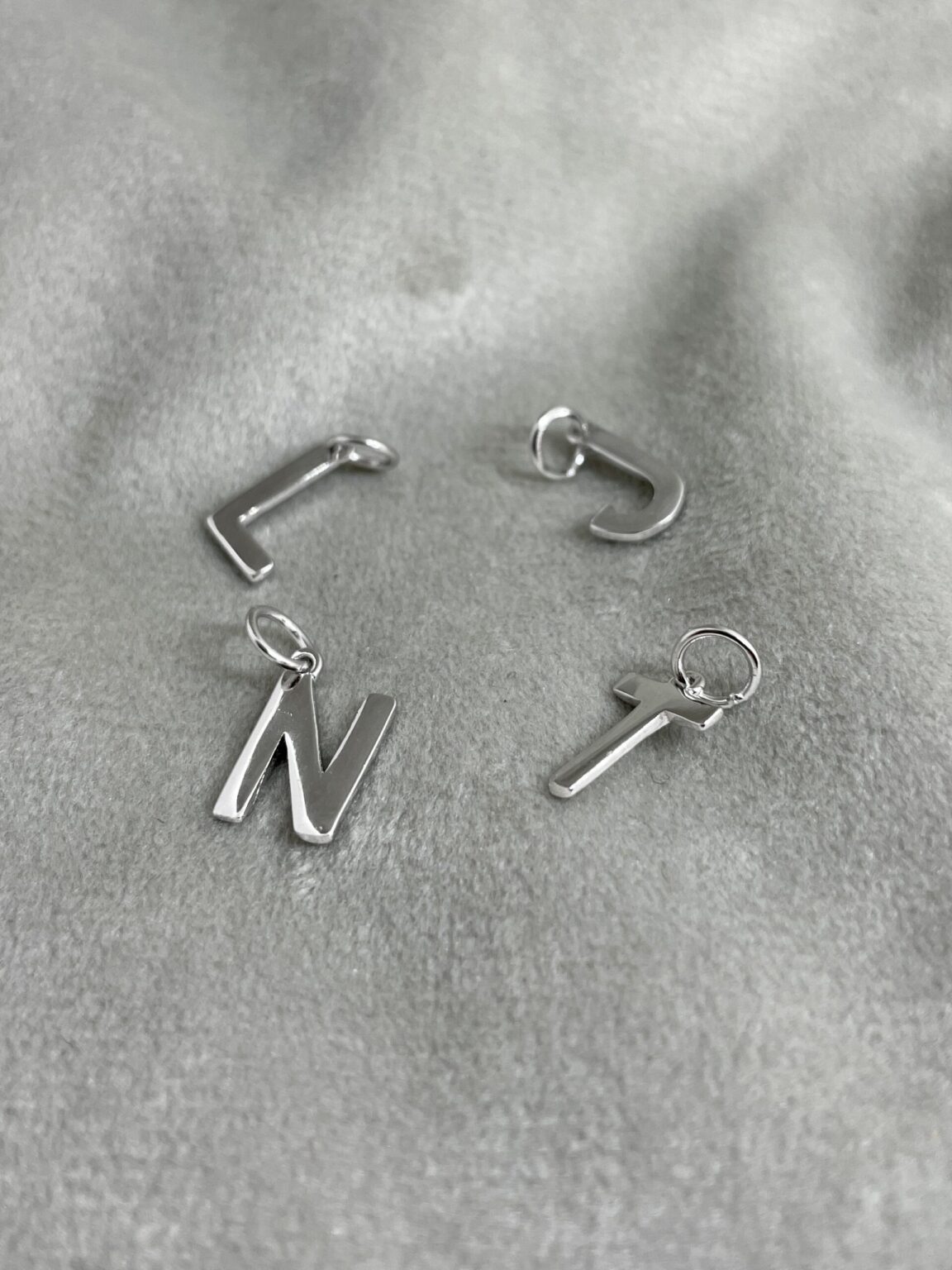 Zilveren letter bedels