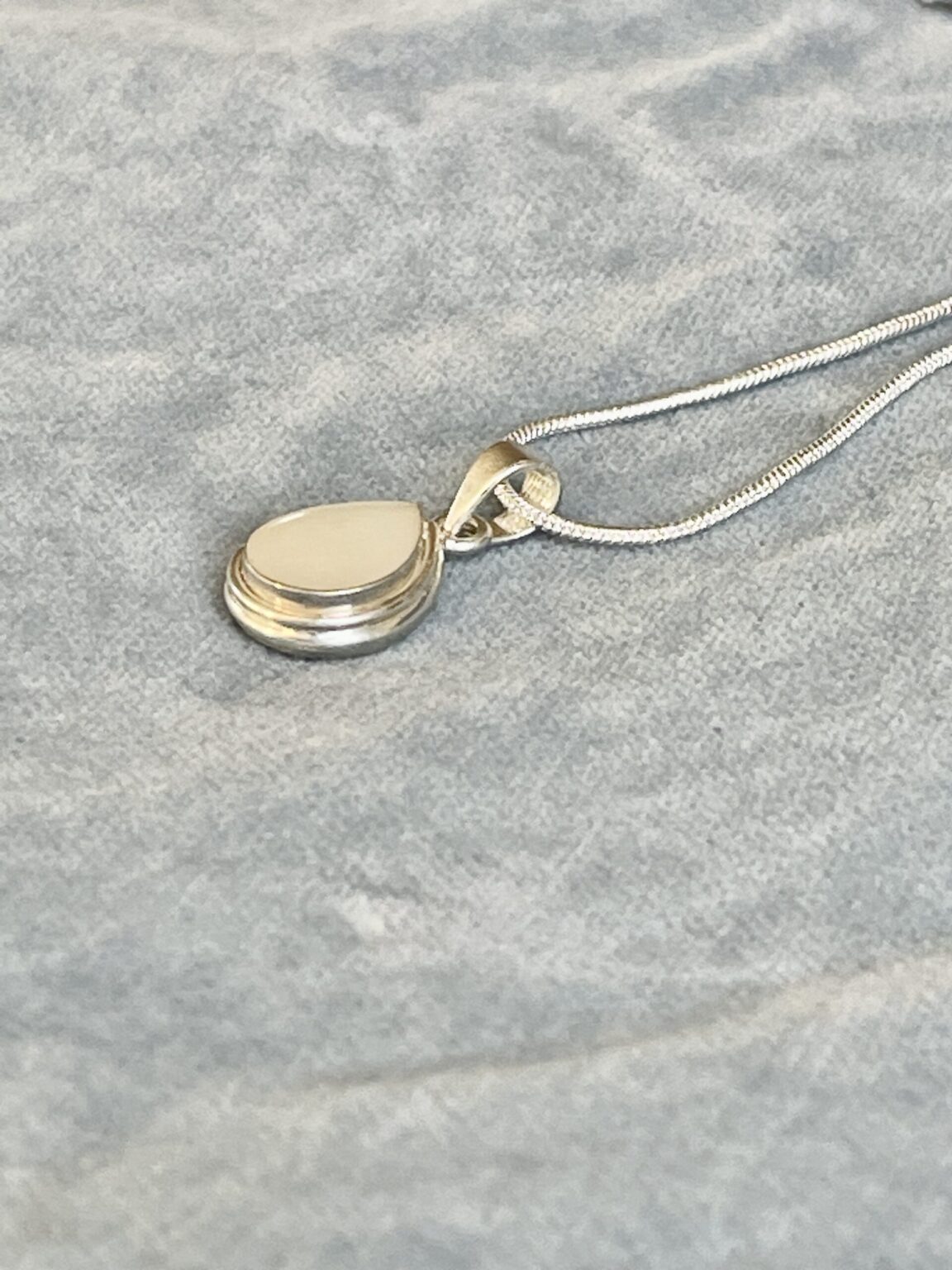 Deze zilveren moedermelk hanger wordt speciaal gemaakt van jou eigen borstvoeding. Het is een persoonlijk sieraad.