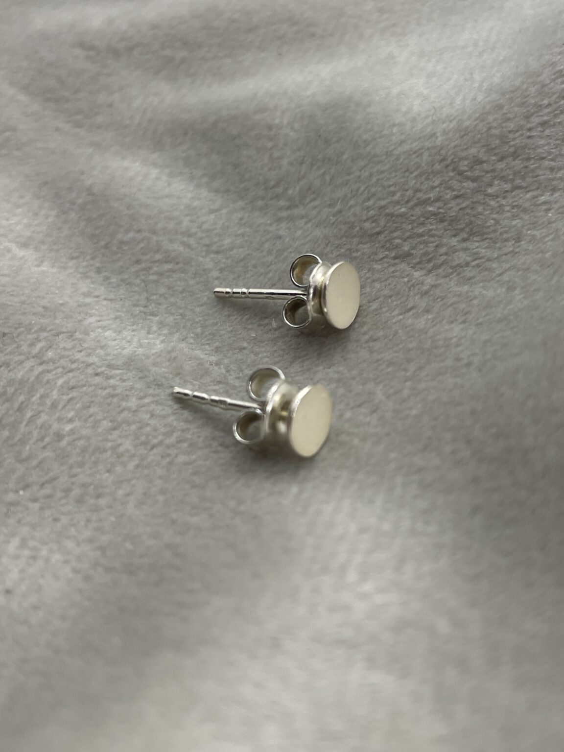 Deze betaalbare moederoorknopjes worden gevuld met je eigen moedermelk