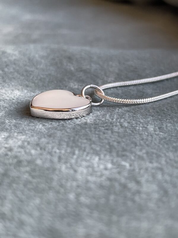 In deze hanger wordt moedermelk verwerkt wat voor altijd goed blijft