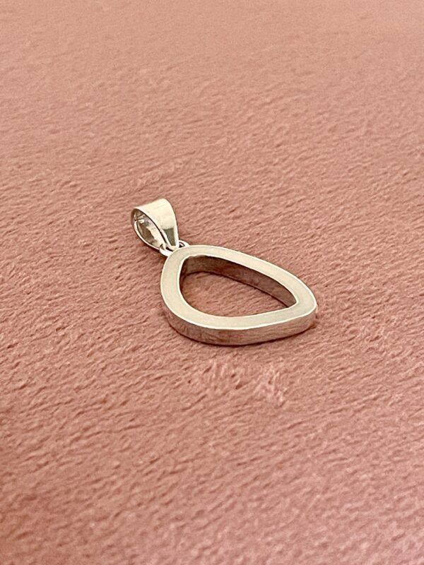 Deze hanger is gevuld met moedermelk