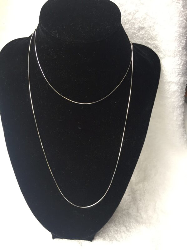 Zilveren basis lange slangenketting van 80 cm