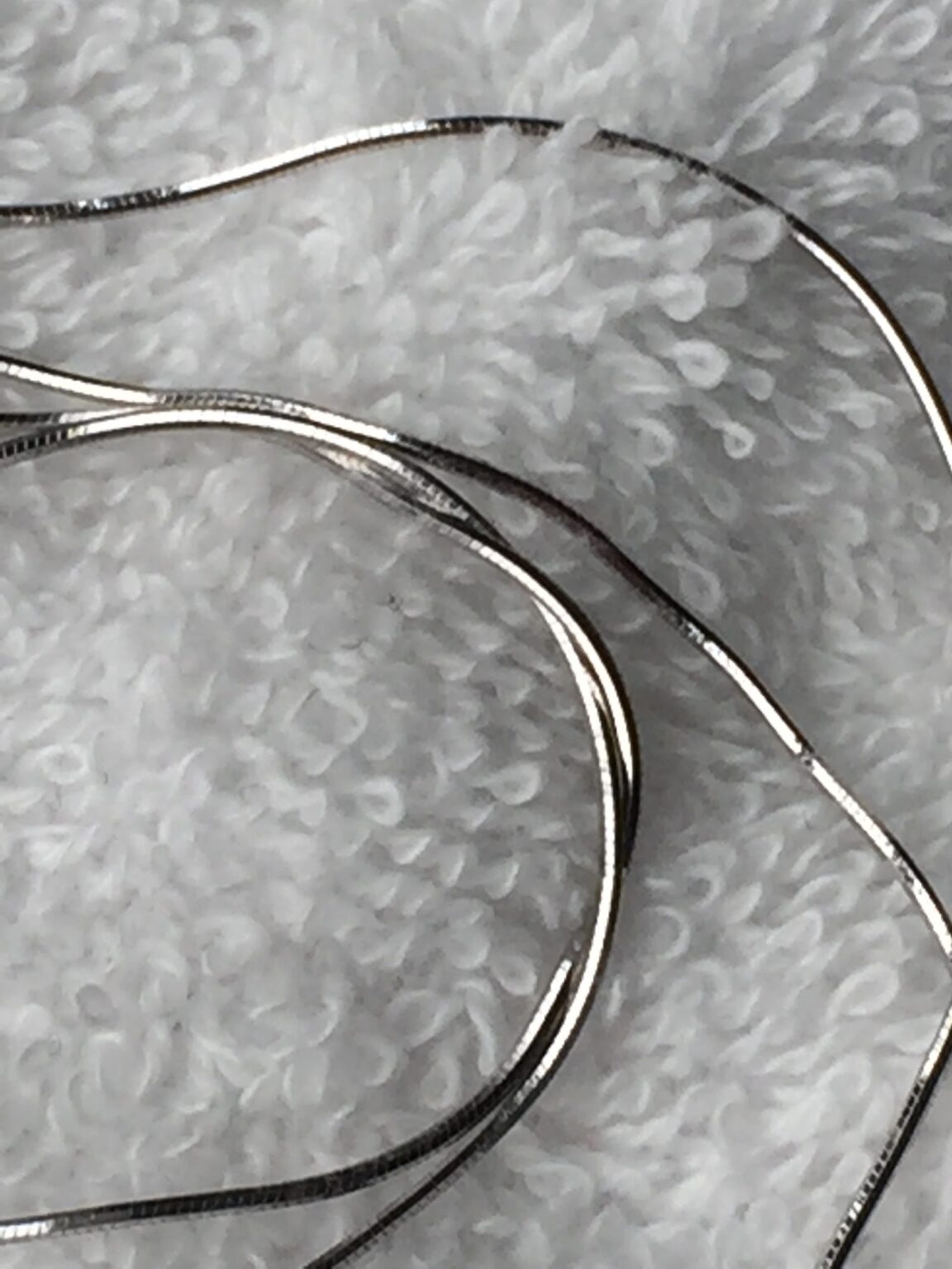 Deze lange zilveren ketting past mooi bij een moedermelkhanger