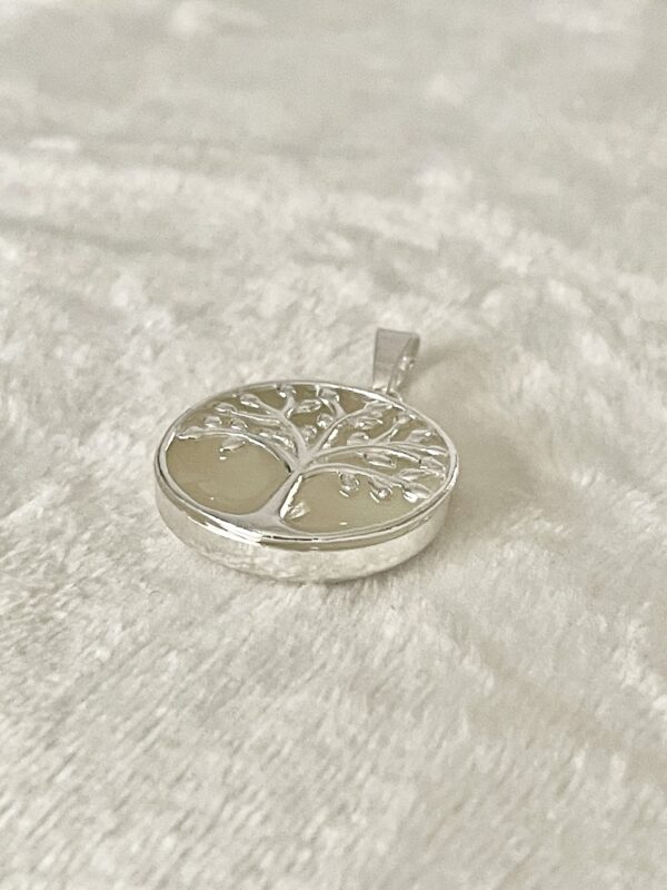 In de bedel komt je eigen moedermelk als een witte steen