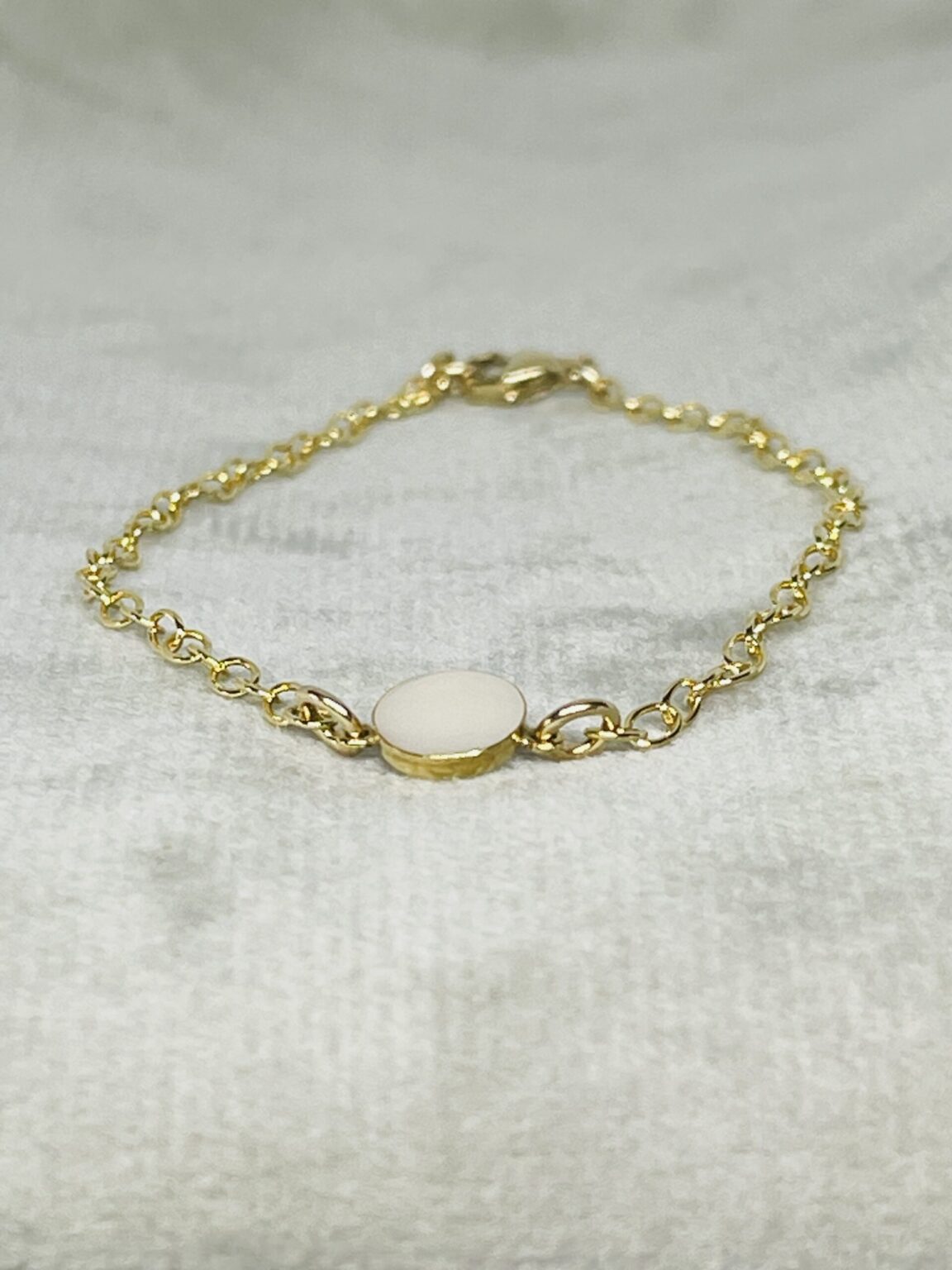 In dit moedermelk armbandje komt je eigen moedermelk