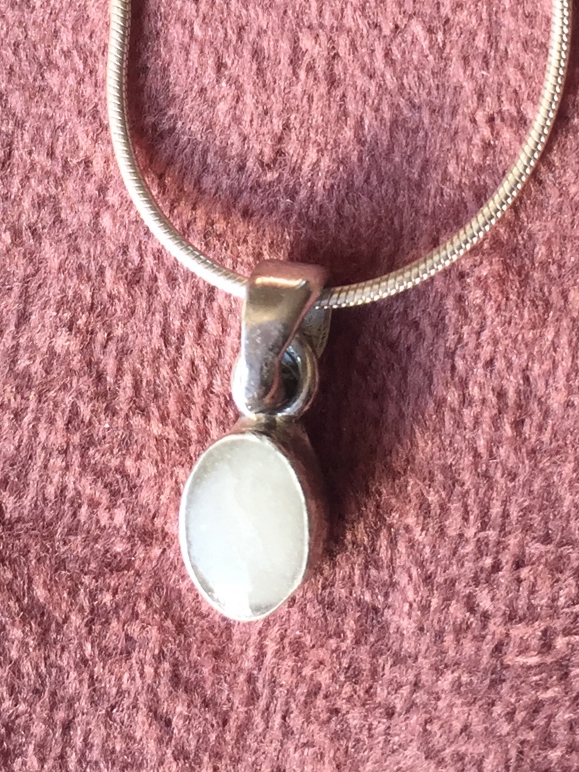 Deze borstvoeding hanger is maar liefst 6/mm klein het is een eenvoudig hangertje wat je nooit zal vervelen