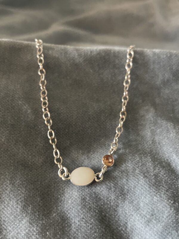 Melk-en geboortesteen - Stenen sieraad