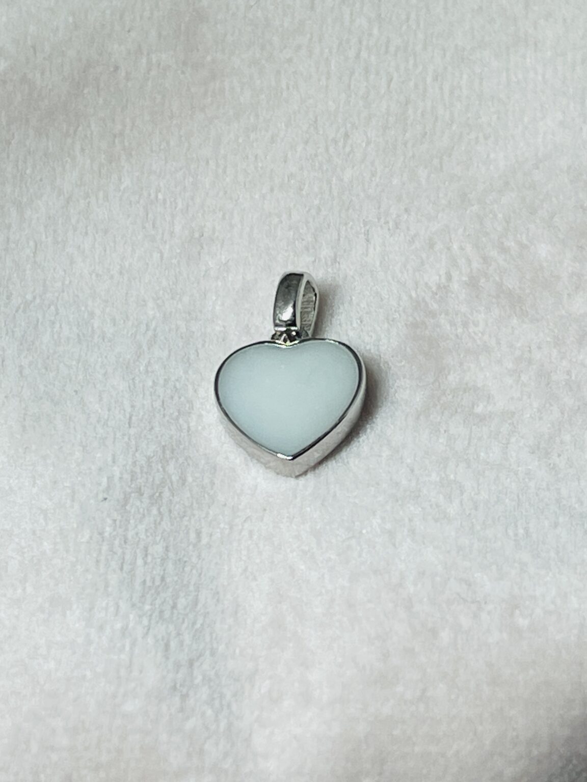 Deze hanger krijgt een persoonlijke borstmelksteen