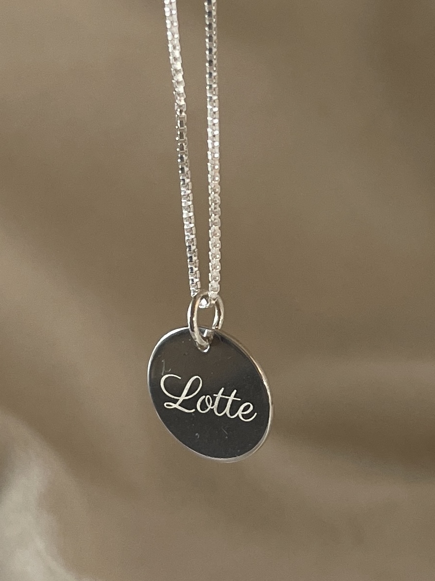 Deze 'graveer bedel: de 'zilvernaam' is een hangertje van sterling zilver die d egravure krijgt die jij wilt