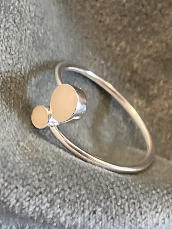 Deze beauty for two ring is gevuld met moedermelk steentjes