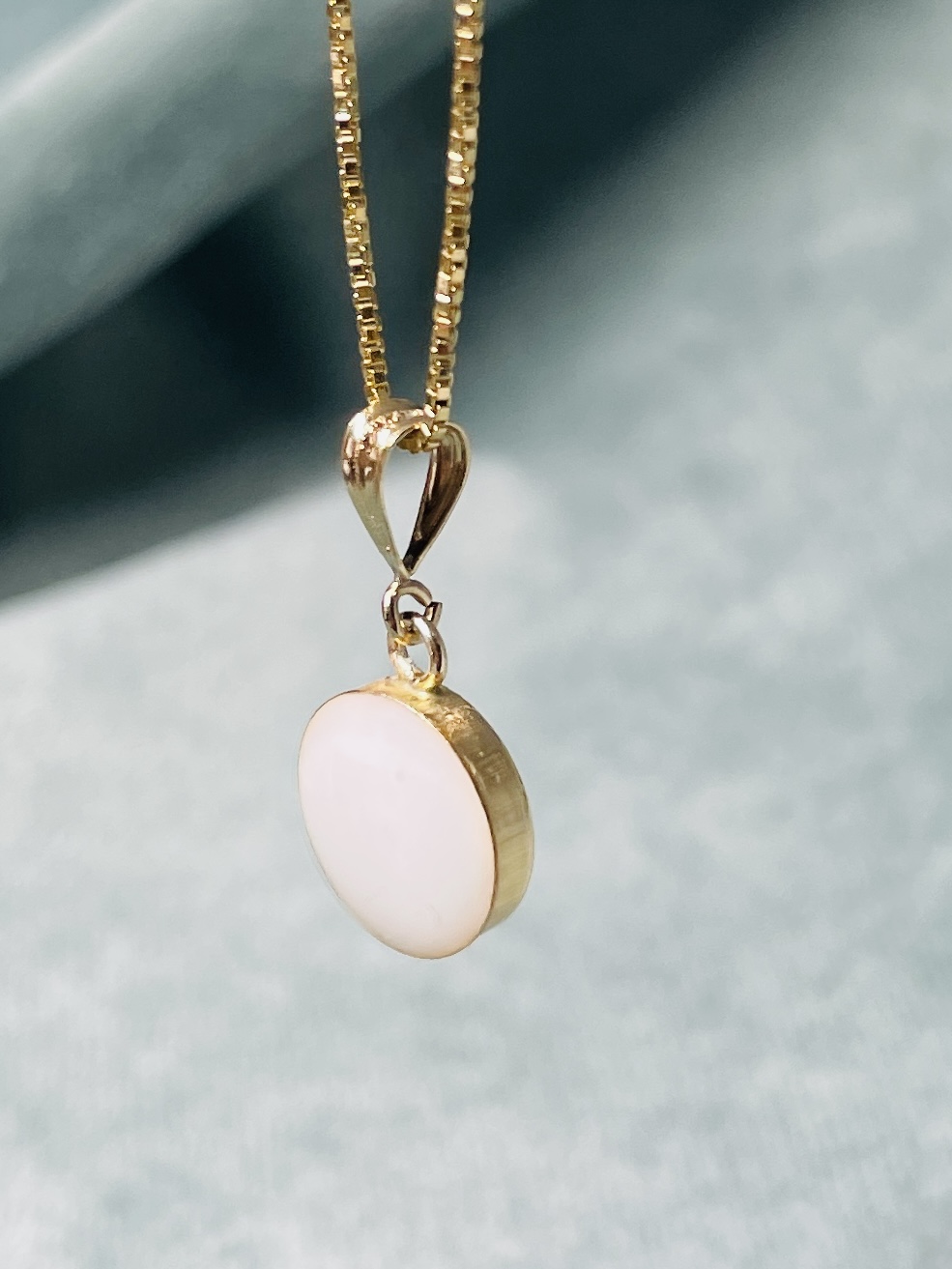 Deze borstmelk hanger-goud is 1cm rond.