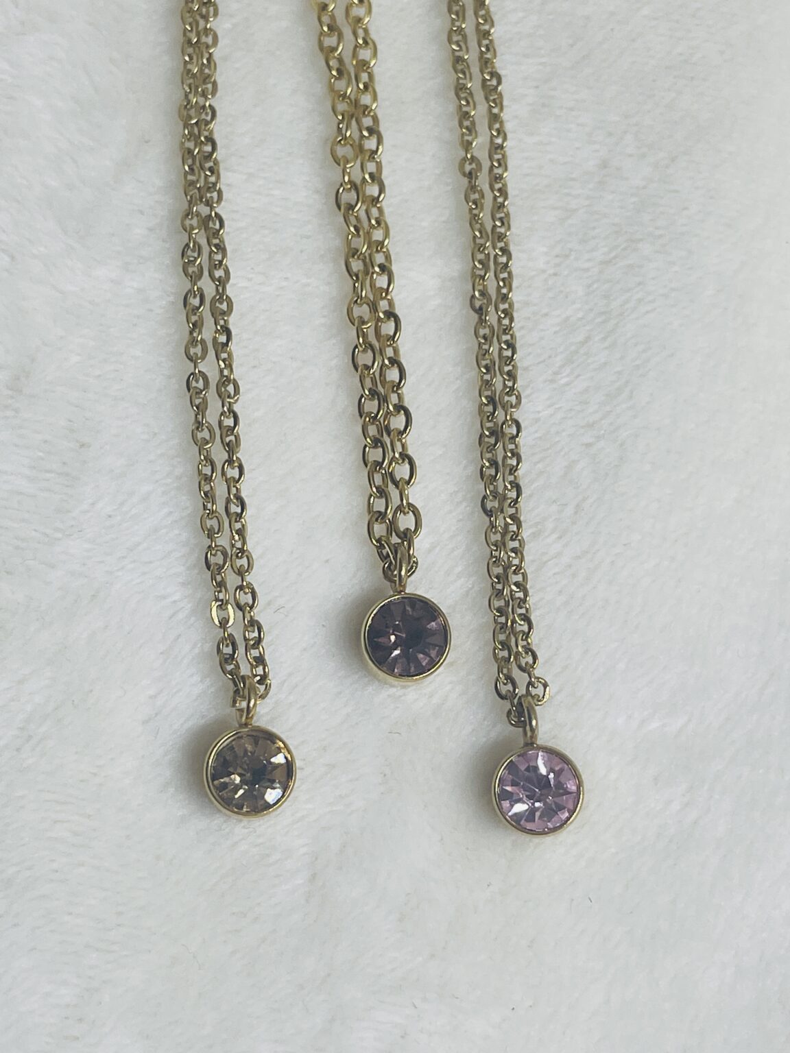 Deze geboorteketting geeft een bedel van de maand van geboorte aan.