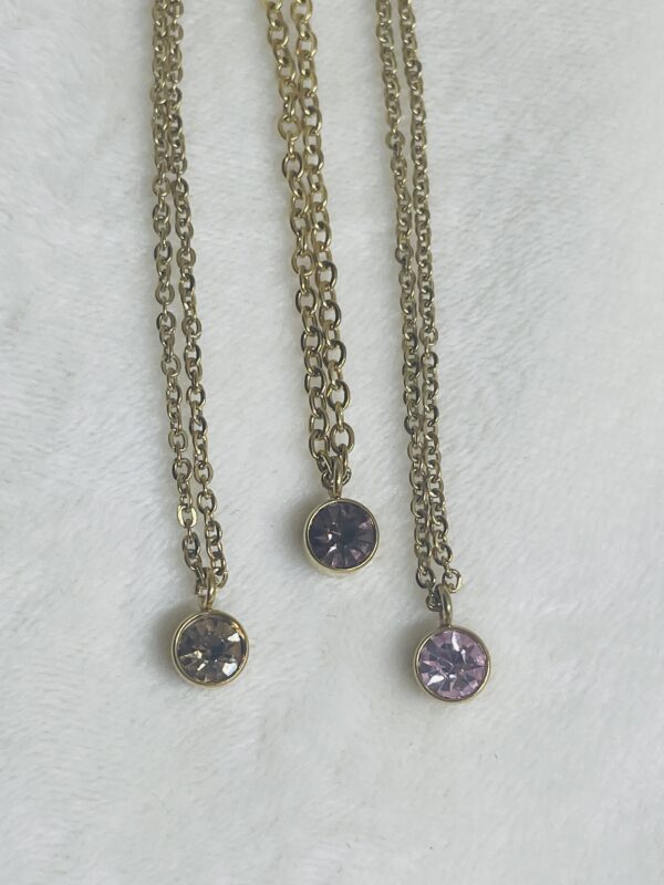 Deze geboorteketting geeft een bedel van de maand van geboorte aan.