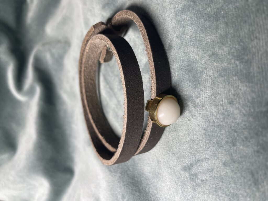 Deze leren armband: Leertje, met moedermelk steen wordt persoonlijk voor jou gemaakt van je eigen borstvoeding