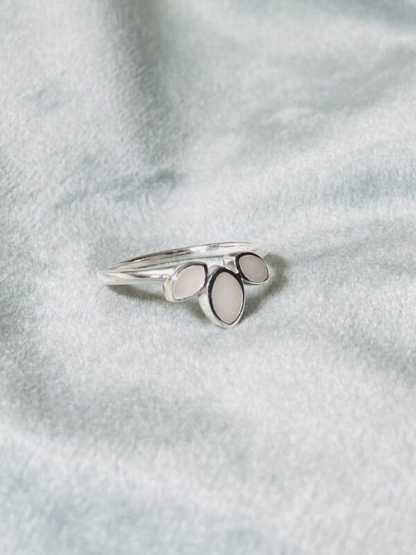 Deze Lotus melkring krijgt drie kleine moedermelk steentjes in de ring