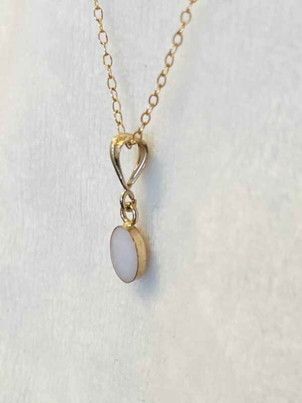 Deze melkhanger goud wordt gemaakt met jou eigen moedermelk