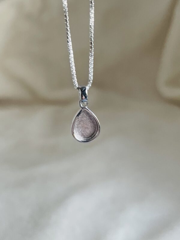 Deze zilveren melkhanger krijgt jouw eigen moedermelk in het sieraad