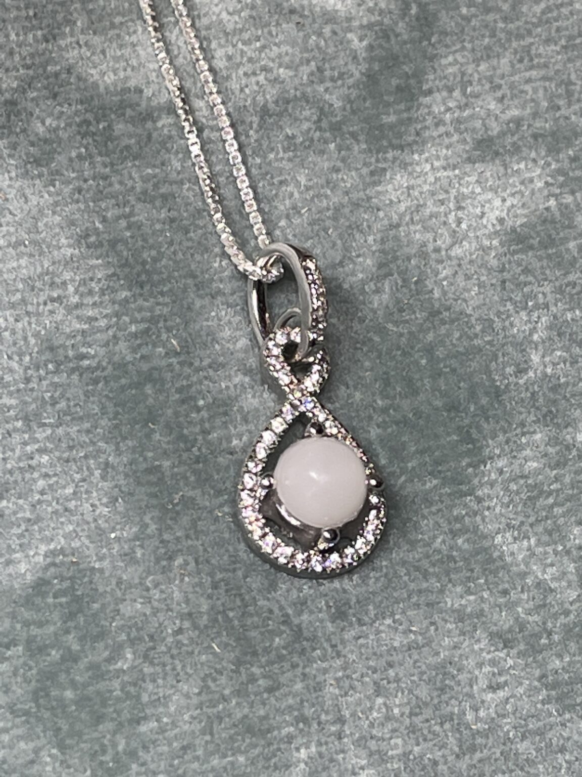 Deze hanger de Zoetemelk krijgt een 6 mm steentje van jou eigen moedermelk