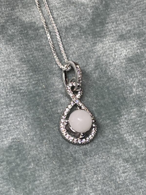 Deze hanger de Zoetemelk krijgt een 6 mm steentje van jou eigen moedermelk