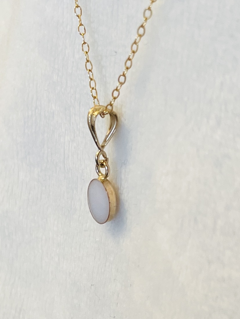 Deze goud borstmelk is een hanger van 8/6 mm waar je moedermelk in verwerkt wordt tot een steen