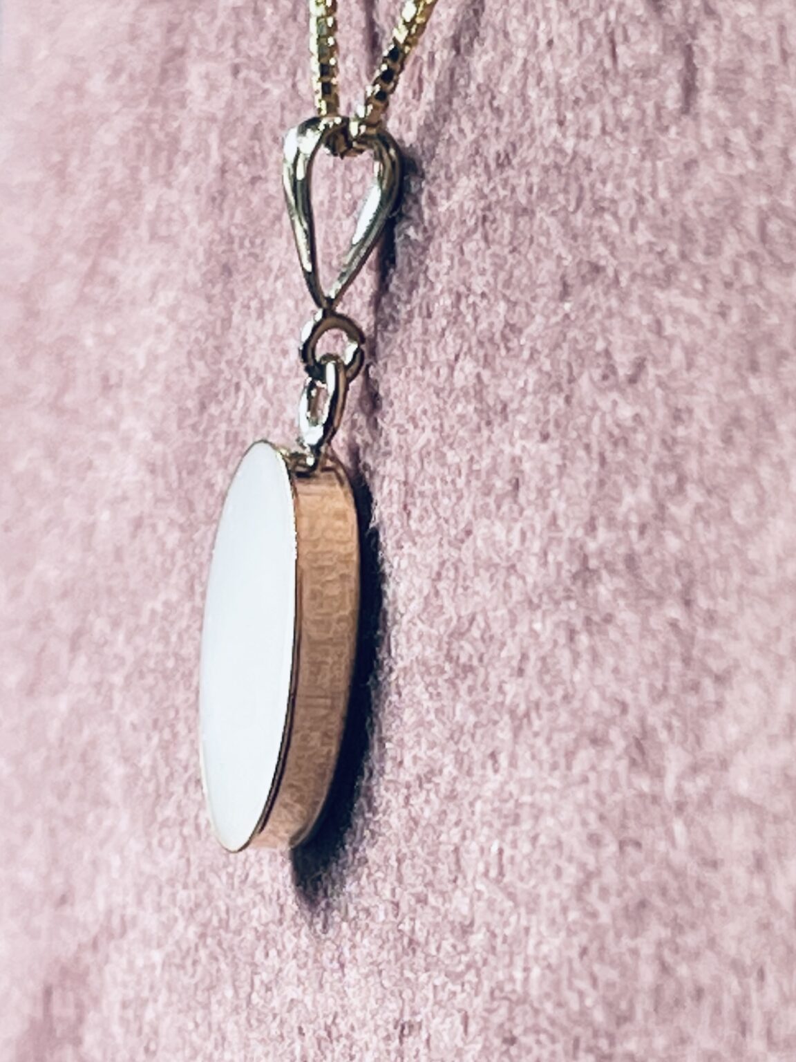 Deze ovale 14K Melkhanger is 12/10 mm